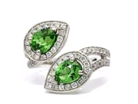 Video of the tsavorite and diamond pear toi et moi ring in platinum