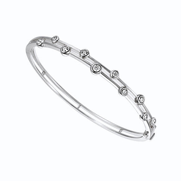 Diamond bangle in 18k white gold