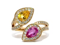 Video of the pink and yellow sapphire pear toi et moi ring in 18k yellow gold
