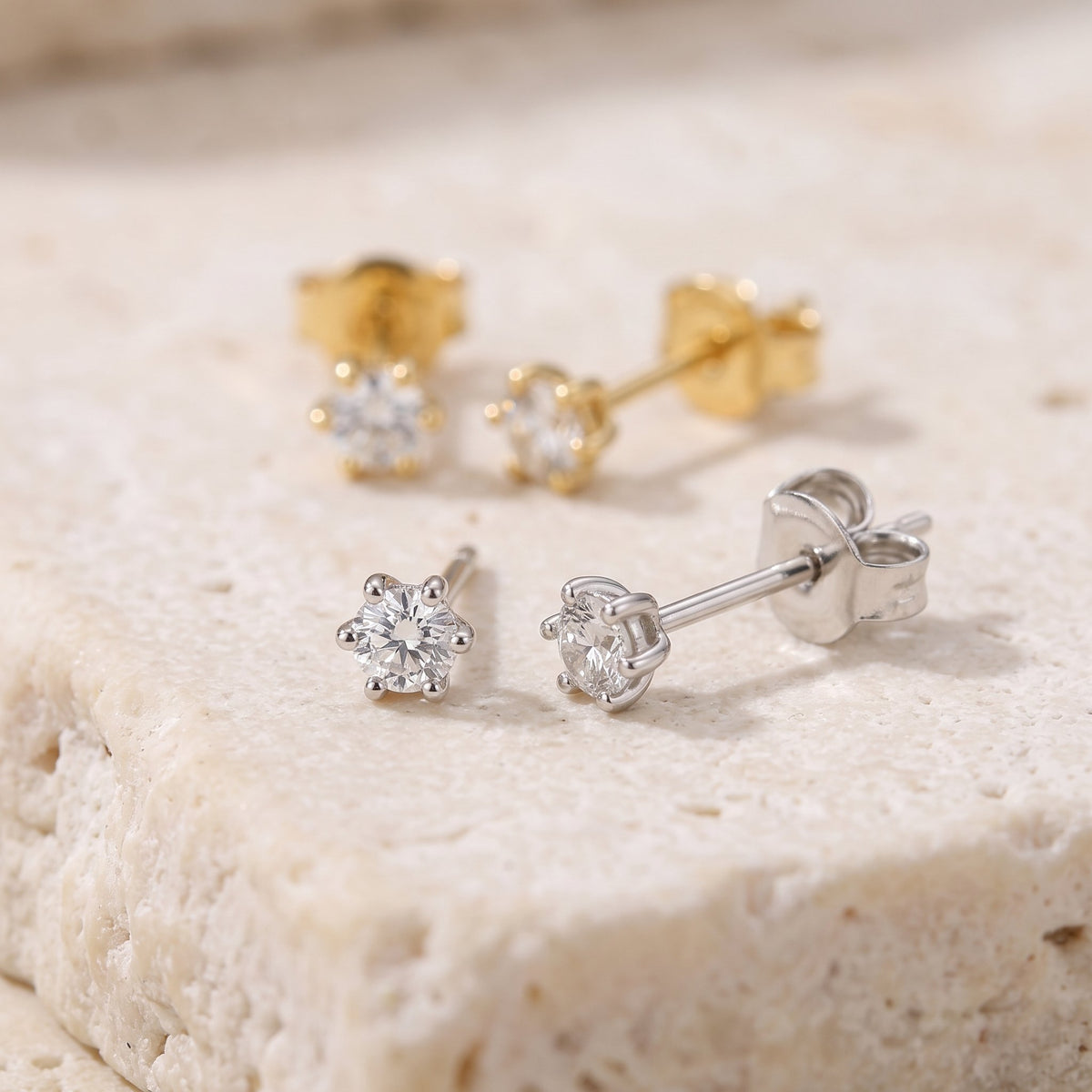 Six claw diamond stud earrings 0.10ct in 18k white and yellow gold